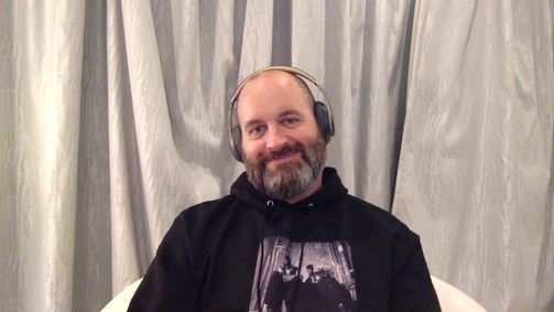 Hot Ones Hot Ones Staffel 12 Folge 1: Tom Segura Keeps It High and Tight While Eating Spicy Wings