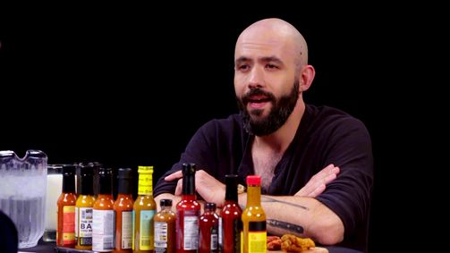 Hot Ones Hot Ones Staffel 9 Folge 8: Binging with Babish Gets a Tattoo While Eating Spicy Wings
