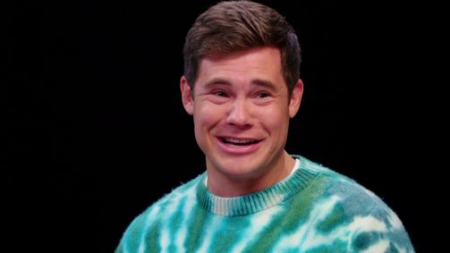 Hot Ones Hot Ones Staffel 9 Folge 6: Adam DeVine Gets Patriotic While Eating Spicy Wings