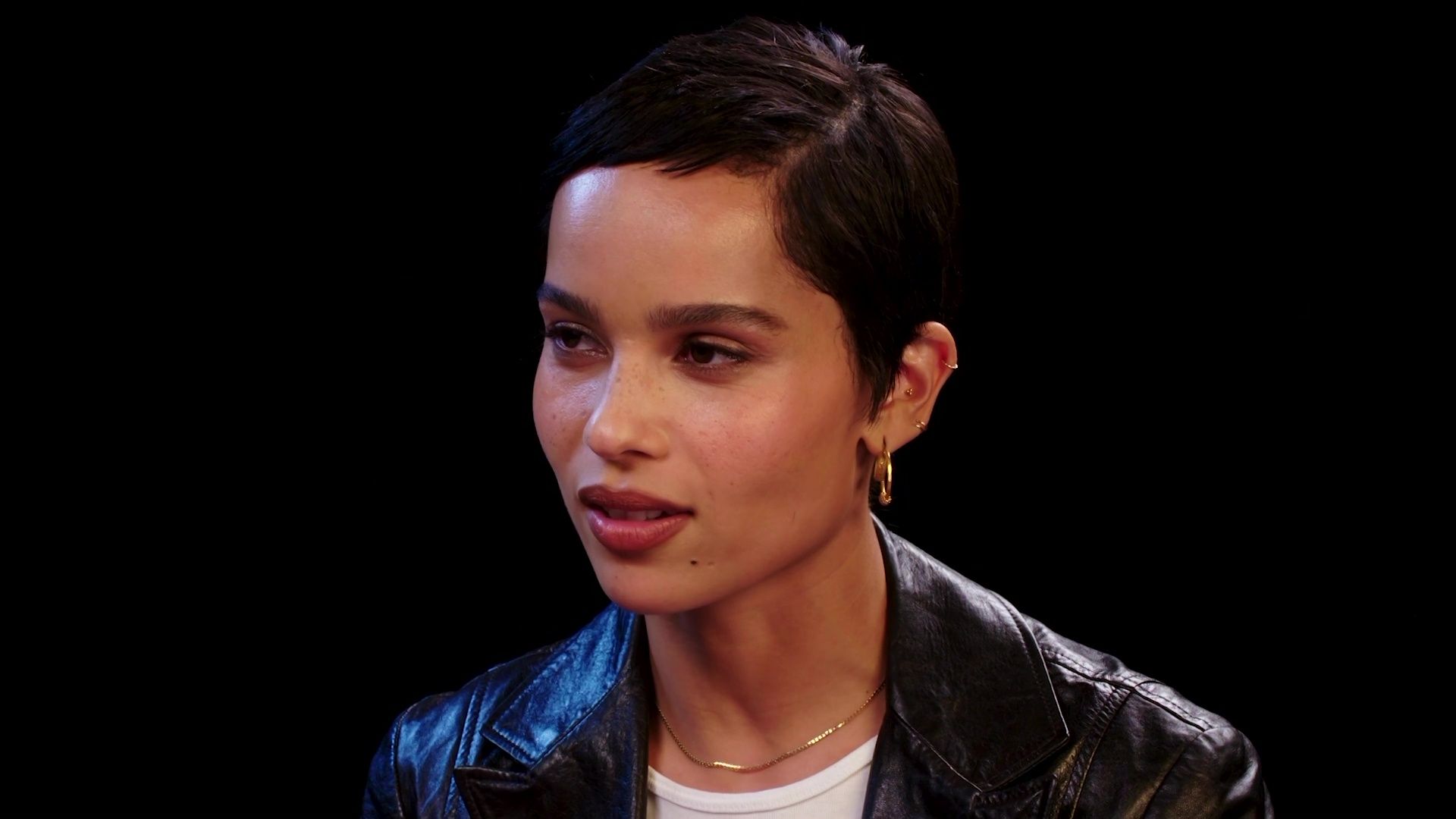 Zoë Kravitz Gets Trippy While Eating Spicy Wings