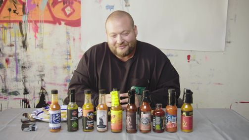 Hot Ones Hot Ones Staffel 12 Folge 8: Action Bronson Shakes It Out While Eating Spicy Wings