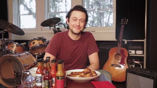 Hot Ones Hot Ones Staffel 12 Folge 10: Joseph Gordon-Levitt Gets Cocky While Eating Spicy Wings