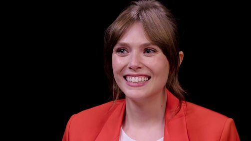 Hot Ones Hot Ones Staffel 15 Folge 4: Elizabeth Olsen Feels Brave While Eating Spicy Wings