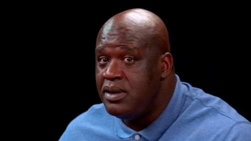 Hot Ones Hot Ones Staffel 8 Folge 8: Shaq Tries to Not Make a Face While Eating Spicy Wings