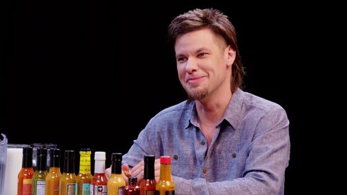 Hot Ones Hot Ones Staffel 8 Folge 9: Theo Von Fights the Dark Arts While Eating Spicy Wings