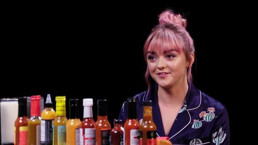 Hot Ones Hot Ones Staffel 10 Folge 6: Maisie Williams Shivers Uncontrollably While Eating Spicy Wings