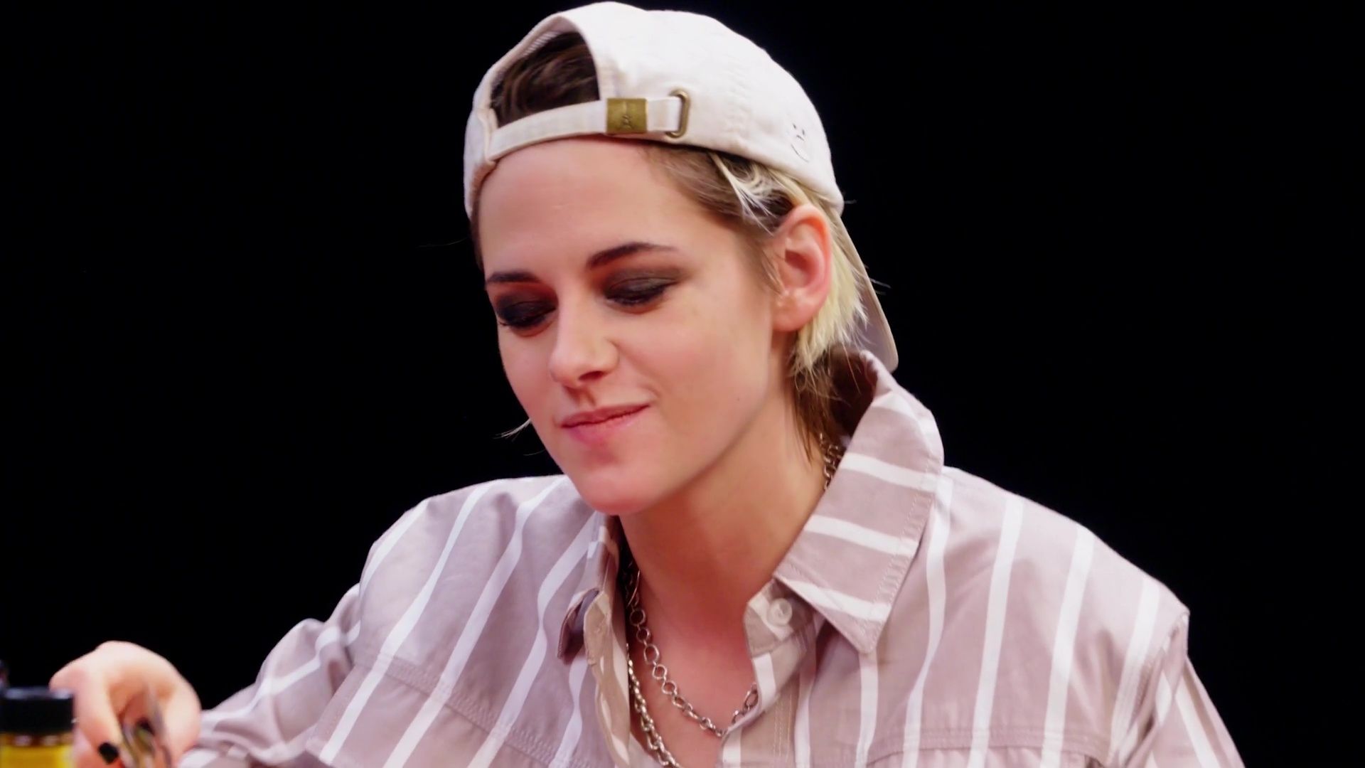 Kristen Stewart Brings the Angels to Eat Spicy Wings