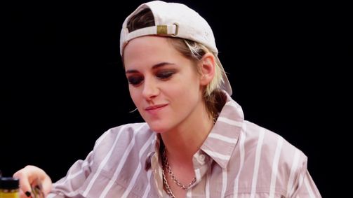 Hot Ones Hot Ones Staffel 10 Folge 9: Kristen Stewart Brings the Angels to Eat Spicy Wings
