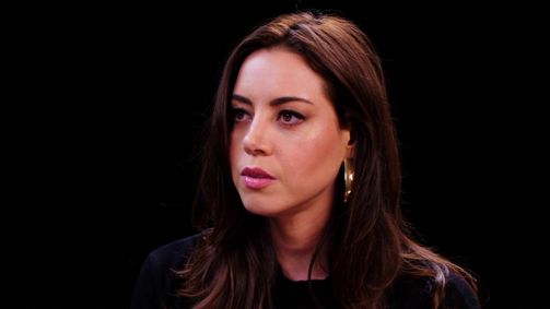 Hot Ones Hot Ones Staffel 9 Folge 4: Aubrey Plaza Snorts Milk While Eating Spicy Wings