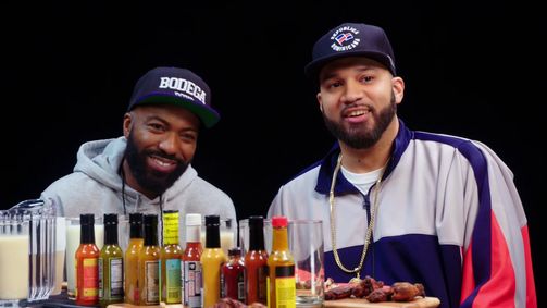 Hot Ones Hot Ones Staffel 8 Folge 5: Desus and Mero Get Smacked By Spicy Wings