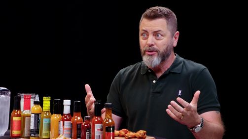 Hot Ones Hot Ones Staffel 10 Folge 7: Nick Offerman Gets the Job Done While Eating Spicy Wings