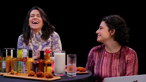 Hot Ones Hot Ones Staffel 8 Folge 2: Abbi and Ilana of "Broad City" Go Numb While Eating Spicy Wings