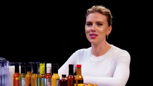 Hot Ones Hot Ones Staffel 8 Folge 12: Scarlett Johansson Tries to Not Spoil "Avengers" While Eating Spicy Wings