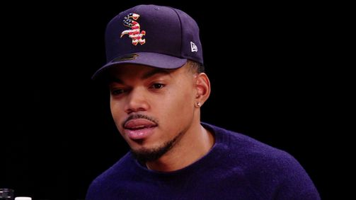 Hot Ones Hot Ones Staffel 10 Folge 10: Chance the Rapper Battles Spicy Wings