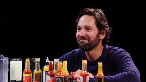 Hot Ones Hot Ones Staffel 10 Folge 5: Paul Rudd Does a Historic Dab While Eating Spicy Wings