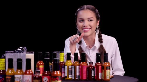 Hot Ones Hot Ones Staffel 15 Folge 5: Olivia Rodrigo Burns Her Lips While Eating Spicy Wings