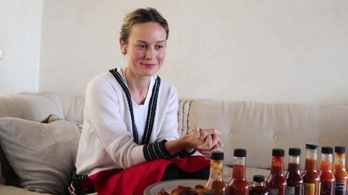 Hot Ones Hot Ones Staffel 12 Folge 2: Brie Larson Takes On a New Form While Eating Spicy Wings