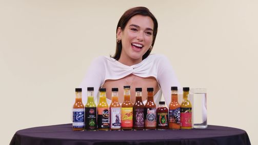 Hot Ones Hot Ones Staffel 12 Folge 5: Dua Lipa Sweats From Her Eyes While Eating Spicy Wings