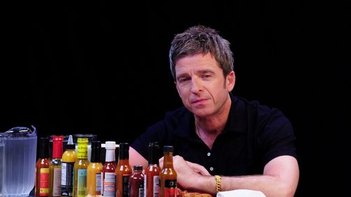 Hot Ones Hot Ones Staffel 10 Folge 3: Noel Gallagher Looks Back in Anger at Spicy Wings