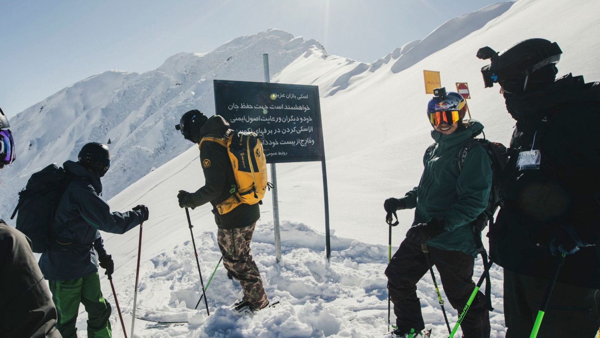 Snowmads - A Foreign Native - Mit Skiern im Iran