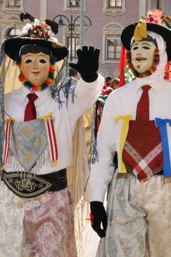 Das Feuer weitergeben - unsere Winterbräuche (1/2)