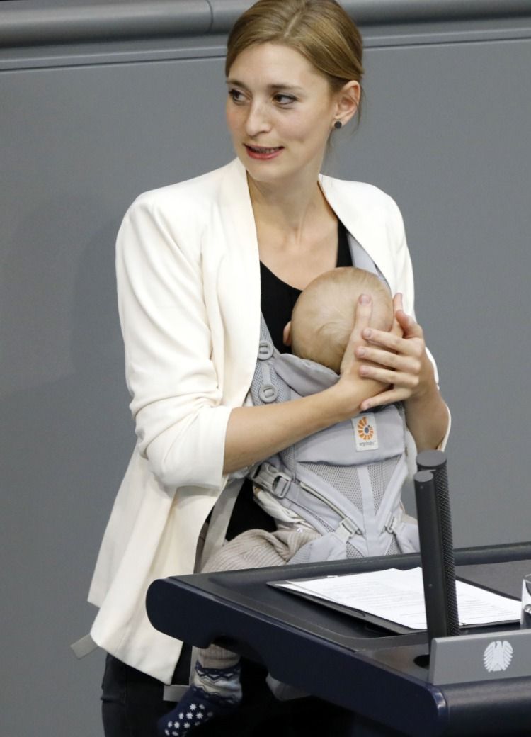 Baby im Bundestag am Rednerpult