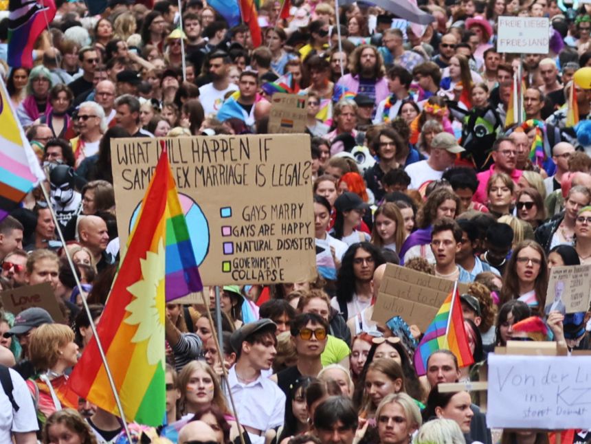 Berlin: Eine halbe Million Menschen feiern CSD