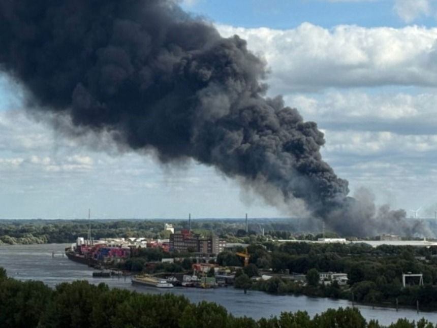 Großbrand in Hamburger Hafen: A1 gesperrt